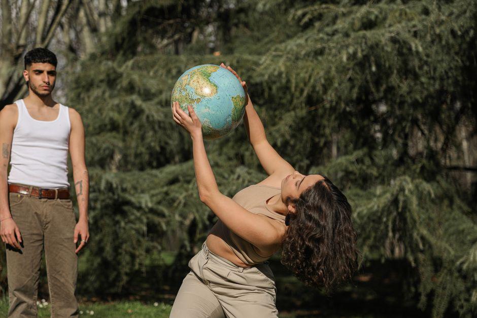 Wearing Many Hats: Navigating Identity and Belonging in the World of Multiple Citizenship 1 When Roots Stretch Across Borders Exploring the Everyday Life of a Global Citizen