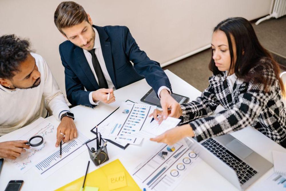 Evaluating Business Immigration Strategies: Criteria, Regulatory Compliance, and Process Optimization for Corporate Relocation